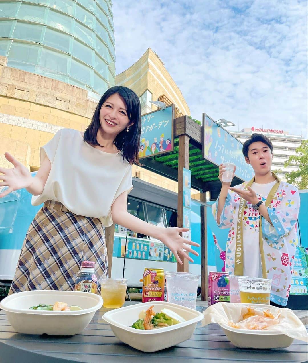 のインスタグラム：「けさもサンデーLIVEをご覧いただきありがとうございました😊  今日は熊谷で39℃、甲府や福井で37℃が予想されるなど体温を軽く超える猛烈な暑さになりそうです🥵 これまでも十分なくらい猛烈な暑さに耐えてきましたが今日はそれを超えて今年一番になるところも出てきそう😵‍💫💦  そんな日には日陰のビアガーデンでキンキンに冷えたドリンクを飲みたくなりますね➰😊☀️ オンエア中なのに、わたしのためにのんあるレモンサワーを注文してくれた駒見アナ🍹優しいオモテナシに感謝です☺️  体もクールダウンして涼しい気分になれました💠💠💠 外で食べたり飲んだりするのってなんでこんなにワクワクした楽しい気持ちになるんでしょうね😚🙌🏻💕  サマーステーションはオープン前から家族連れなどお客さんで賑わい始めています🌴みんなそれぞれに感染対策を気をつけながら、良い夏の思い出ができますように👏  👗👗👗👗👗👗👗👗👗 スカート @chouette_fuerte  ブラウス(スタイリストさん私物) @soeju_official  👗👗👗👗👗👗👗👗👗  #テレビ朝日 #サマーステーション #summerstation #サンデーlive #毛利庭園 #サントリー #suntory #ノンアルコール #ビアガーデン #駒見直音 アナ #夏祭り #夏休み #キッチンカー #レモンサワー #気象予報士」