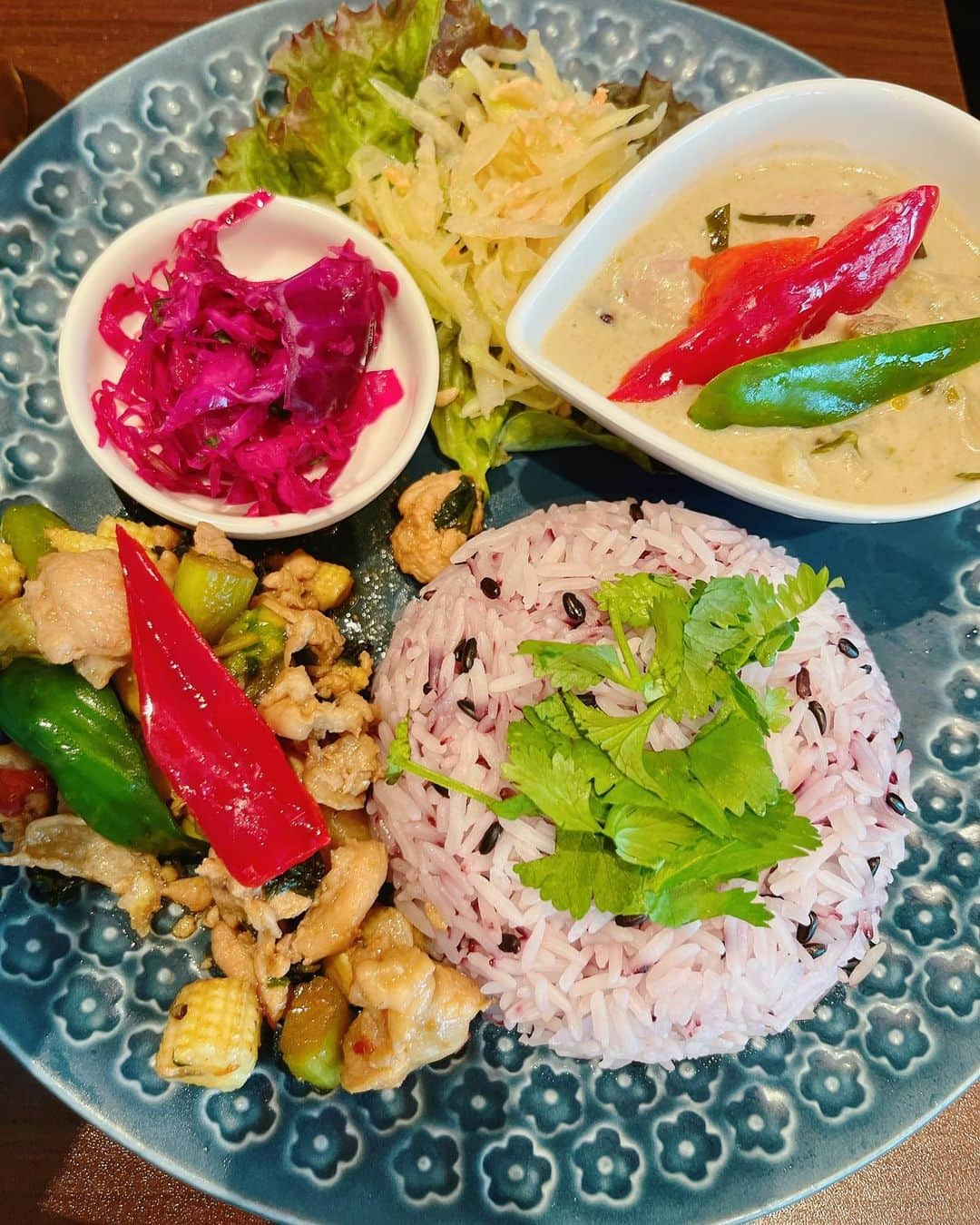 まゆみあずさのインスタグラム：「📍CHAPSTOCK  藤沢駅から徒歩すぐの場所にあるタイ料理のお店。 ランチプレートはグリーンカレー・ガパオガイ・トムヤムフォーが全て食べられます！ 内容の充実度も嬉しいんですが、これがどれもめちゃくちゃ美味しい‼︎‼︎  特にグリーンカレー！最高でした🍛♡  久しぶりに美味しいタイ料理を食べられて感動しました🥺✨ リピート決定🫶  湘南方面に来た際は是非チェックしてください！」