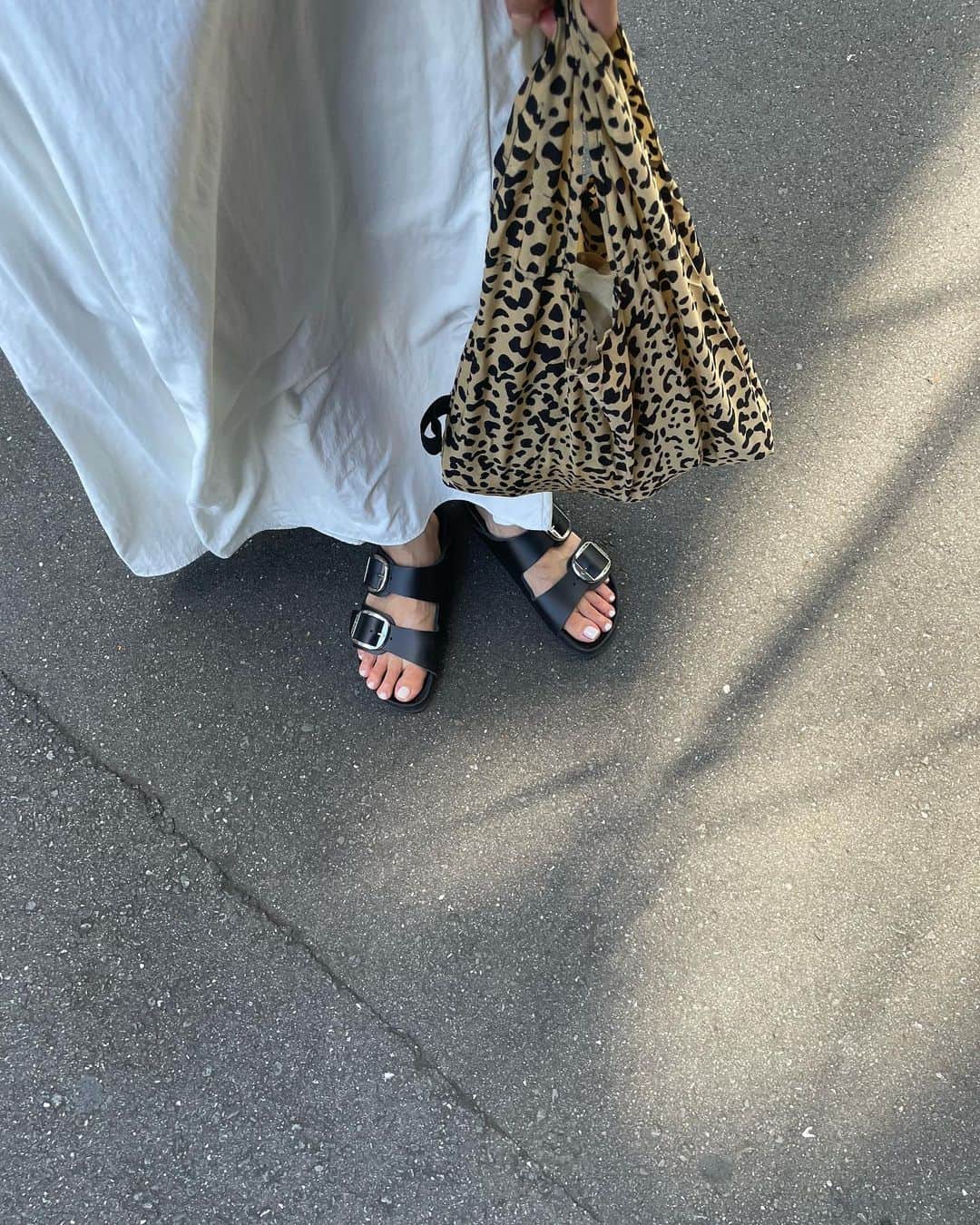 のインスタグラム：「100円均一で200円で買ったヒョウ柄BAGが最近大活躍🐆🖤  #ダイソー」