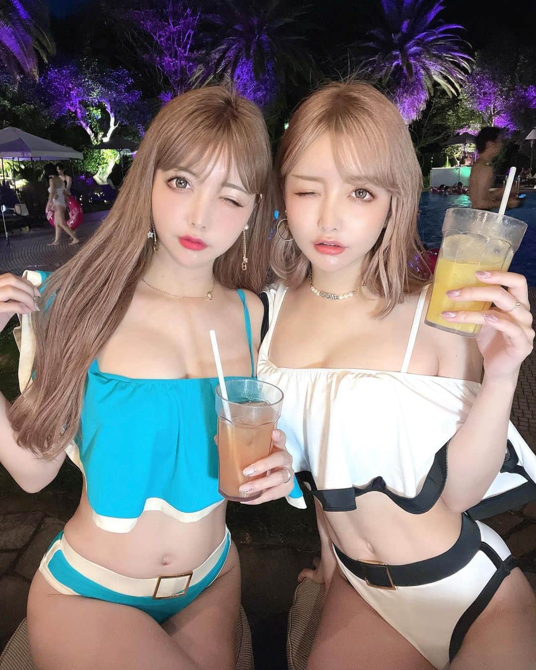 のインスタグラム：「ちえさんとプールへ行った時の 水着はぴとちゃん (@hitoe_style )のブランドの (@alency_official )のだよ🤣💓  めちゃくちゃ可愛いデザイン 双子で色違いにしました🫰 去年もぴとちゃんのお店の水着を着てたから、今年も着れてよかった🫰💕  #ナイトプール#水着#水着コーデ#水着女子#twins#ちえちか#ホテルニューオータニ幕張#プール#夏コーデ」