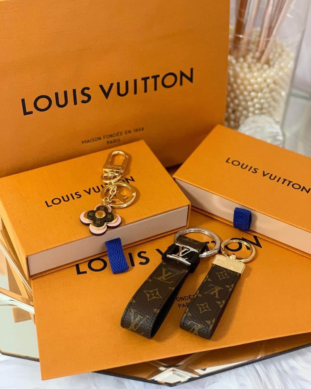 のインスタグラム：「VUITTONのキーホルダー🔑 彼とお揃いにしましたっ🥹💓 大切に使うっ🫰  お花のキーホルダーも可愛くて ずっと見てたら彼が 察してくれて買ってくれた🫣💓w なんて優しいんだ🫶  #ルイヴィトン#louisvuitton#vuitton#キーホルダー#お揃い#ありがとう」