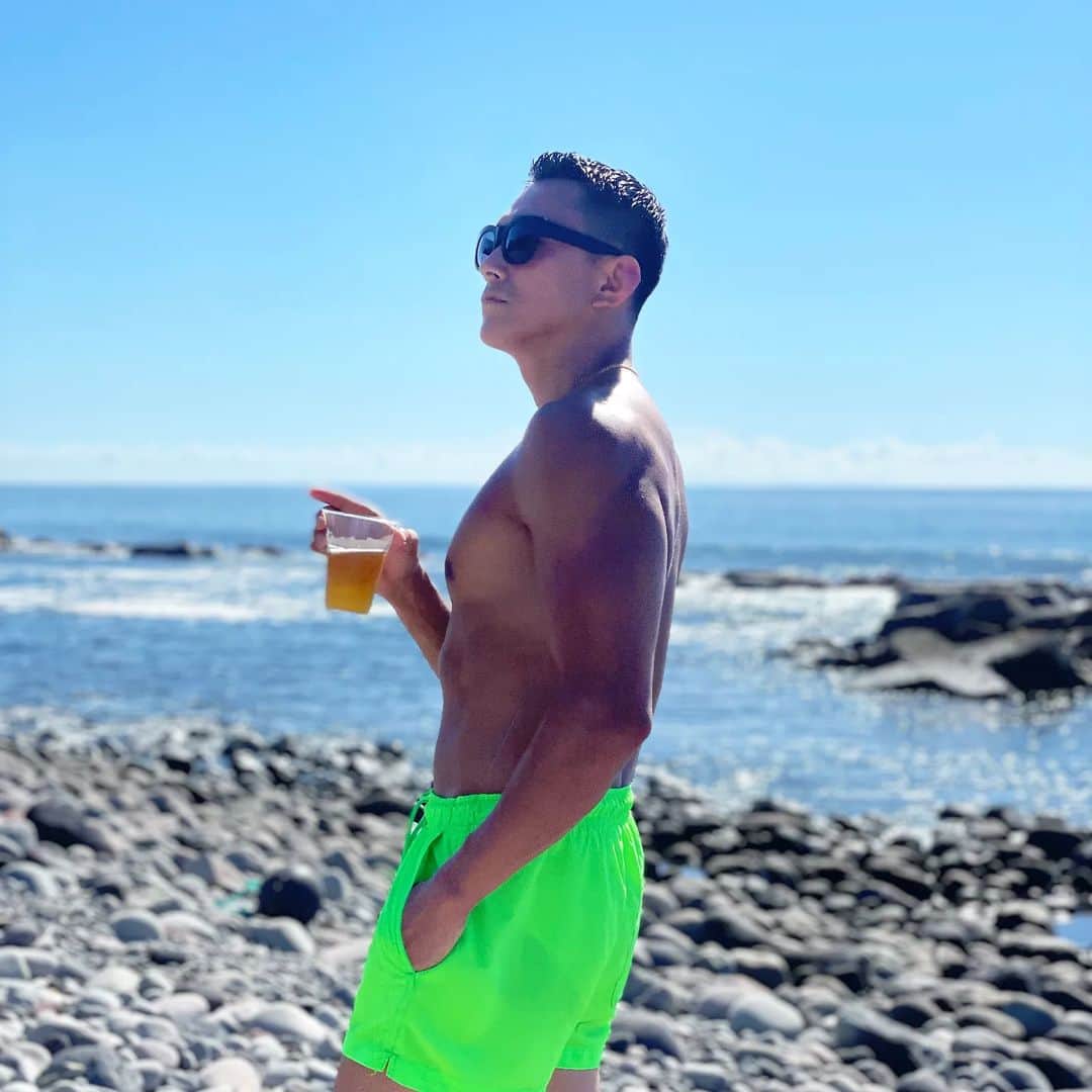黒石高大のインスタグラム：「バッチバチに焼けたー 夏の太陽と海  潮風に吹かれて波音聴きながら飲むビールが１番美味しい もー後少しで夏終わっちゃう 気合い入れて遊ぶ」