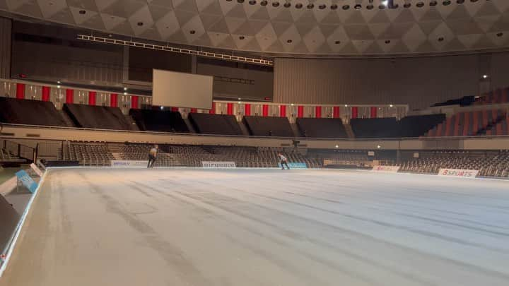 ヴィンセント・ゾウのインスタグラム：「Spontaneous morning practice moments: SBS 4Lz with @daniel.grassl_official  🎥: @nathanwchen   #theice2022 #osaka #japan #figureskating #quadlutz」