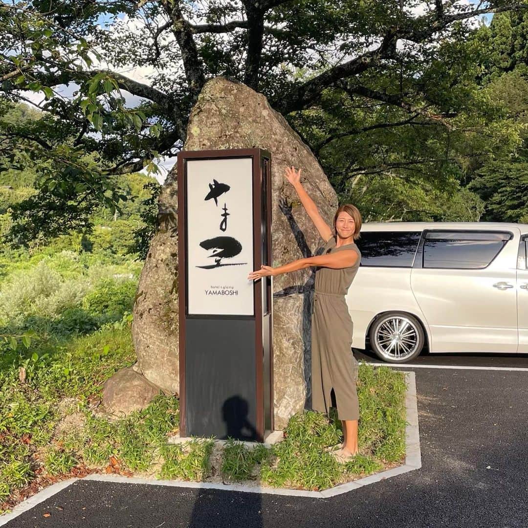 のインスタグラム：「・ 阿智村にオープンした『やま星』さんへ行ってきました✨  洗練された素敵な空間で静かな時間を過ごす事ができて 心が満たされました💓  外にはBBQ施設やドッグランが付いていて、ワンちゃんと一緒に泊まれるお部屋も用意されていました🐶🦴 すぐ目の前の川では鮎が釣れるんだってー😚🐟  そして！阿智村と言えば星！！！ 『やま星』夜versionはこの次の投稿で💫 ・ #長野県 #阿智村 #天然温泉 #星降りの宿 #やま星 @achi.yamaboshi_」