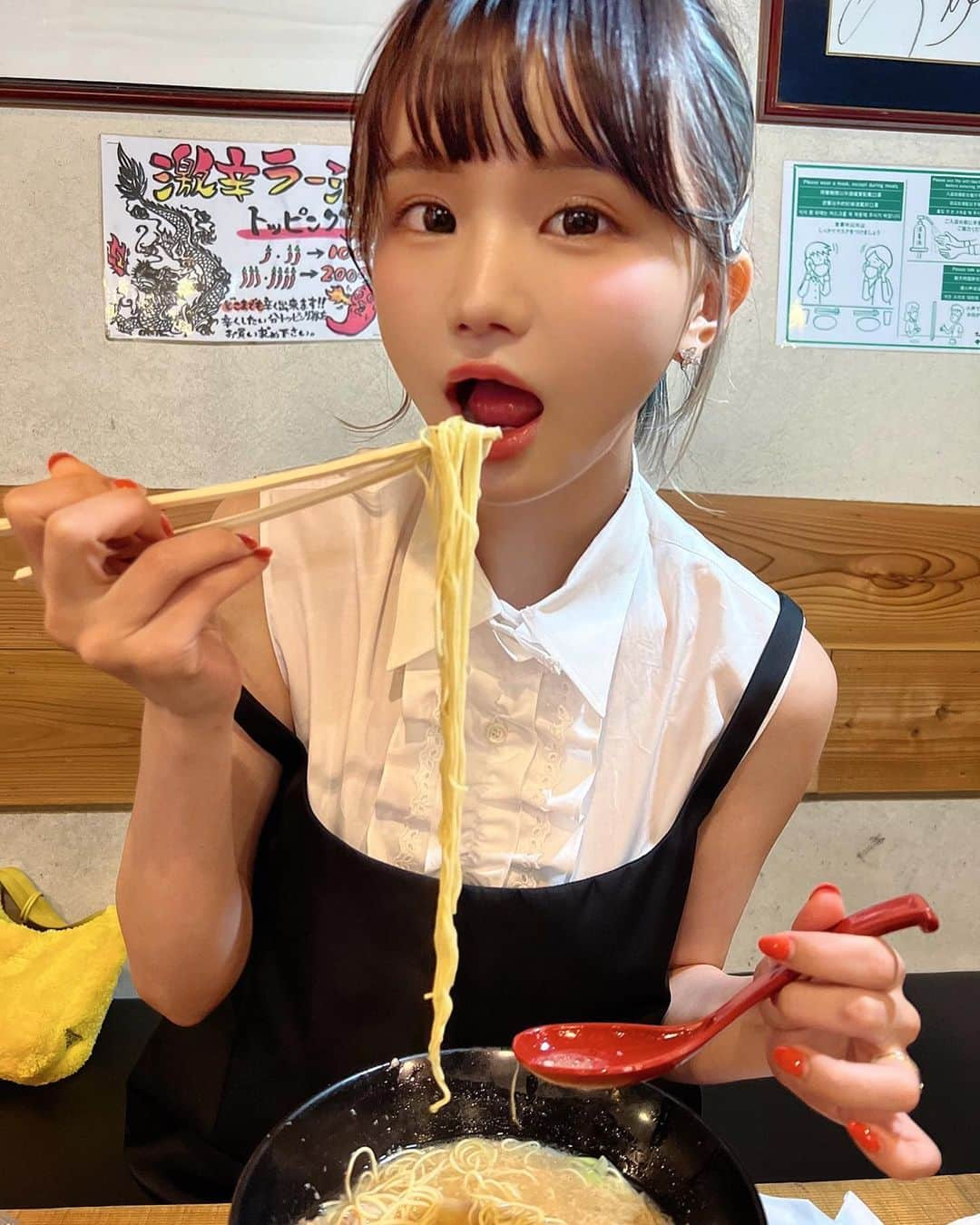 みもれもんさんのインスタグラム写真 - (みもれもんInstagram)「I love ramen, so maybe I eat it once a week? ? 😋🤍I like soy sauce ramen 🥳🥳What kind of ramen do you like? ? ♫🍜  ラーメン大好き😍💕🍜 週に1回は食べてるかも？？😋🤍 醤油らぁめんが好きです🥳🥳 みんなは何ラーメンが好きー？？♫  #みもれもん #黒髪 #ボブ #ショートヘア #ショヘジョ #日本女孩 #インスタグラビア #Mimolemon #Japanesegirl #japan #asiangirl #opensea #NFT」7月31日 14時08分 - mimore_mon0929