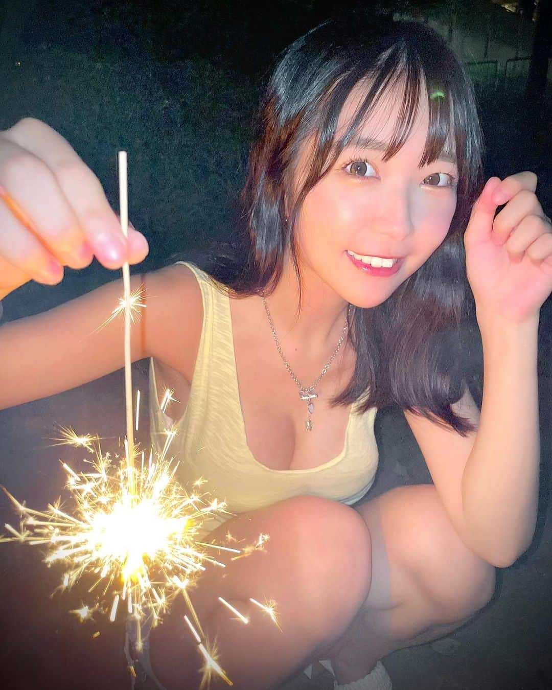 天羽希純のインスタグラム：「今日の夜、あの公園集合ね！  #花火 #手持ち花火 #花火大会 #夏コーデ #夏イベント #夏祭り #お祭り #谷間 #グラビア #gravure」