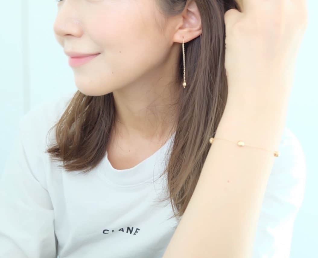 内山絵里加のインスタグラム：「・ ・ 先日のamuletさんの マカロンネックレスには おそろいの マカロン型ブレスレットもあります🤍 ゴールドの魅力を徹底的に追及したブレスレット。 手首を細く、女性らしく見せてくれるアイテムです👱🏻‍♀️🤍 ・ ツヤありとツヤけしがリバーシブルになっています。 長さ調節が出来るアジャスター付きなのでとても便利！ エンドパーツもマカロン型になっていて❤︎ ネックレスとおそろいでつけるのも おすすめですよ＾＾ ・ 8月6日(土)から9日(火)は amuletさんのサマーセール開催🌻 私もお邪魔する予定です👱🏻‍♀️ ・ 暑い日々がつづきますが 本日は今から狩野川花火大会の生中継です🎆 感染対策しながら 夏の思い出、たくさんつくってくださいね𓂃 𓈒𓏸◌‬ ・ #浜松 #amulet #アミュレット #金 #ゴールド #ジュエリー」