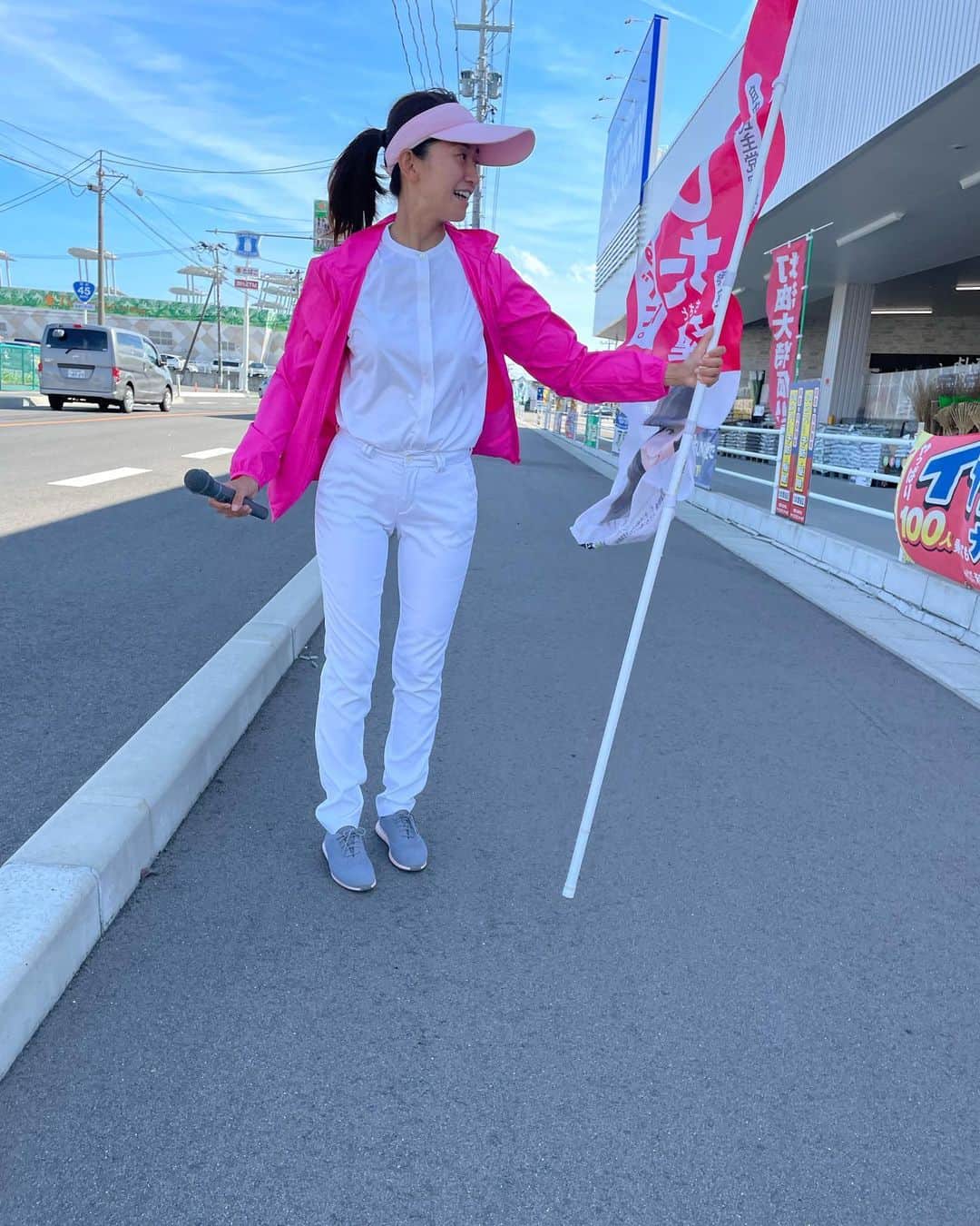 森下千里のインスタグラム：「暑い🥵ですね。 車の外気温計では、38℃！  さすがに暑いと思っていたら、 スピーカー📢もバテてしまったのか、 電池切れ。 休憩してから、またがんばります。  去年よりも暑い気がします。  遊びでも仕事でも、 やすみ休みでいきましょう！」