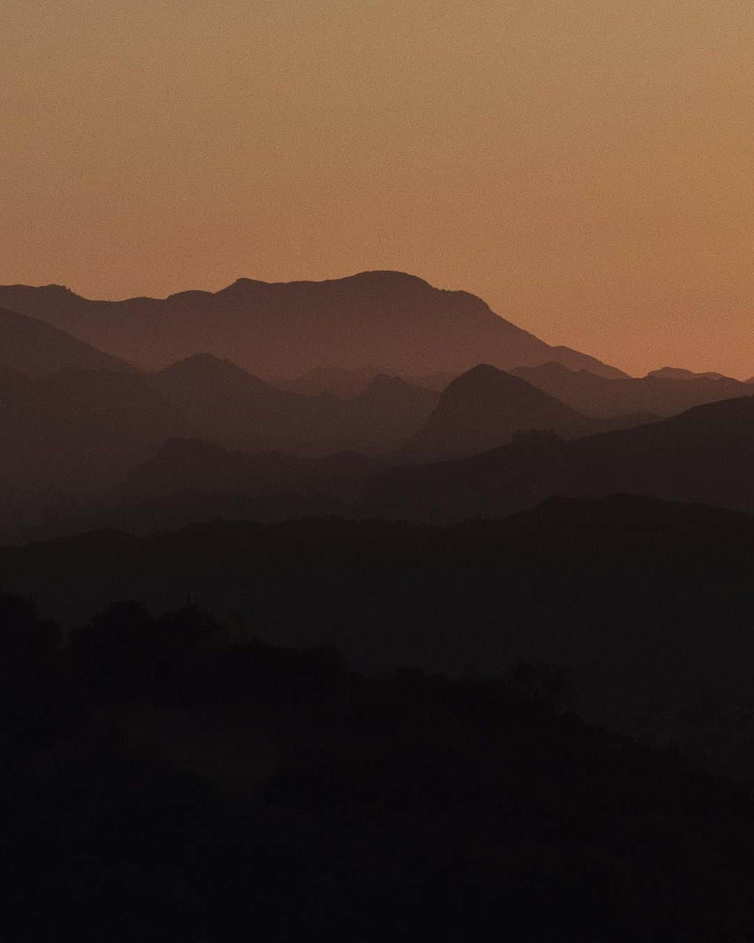 のインスタグラム：「Silhouettes, Santa Monica mountains.」