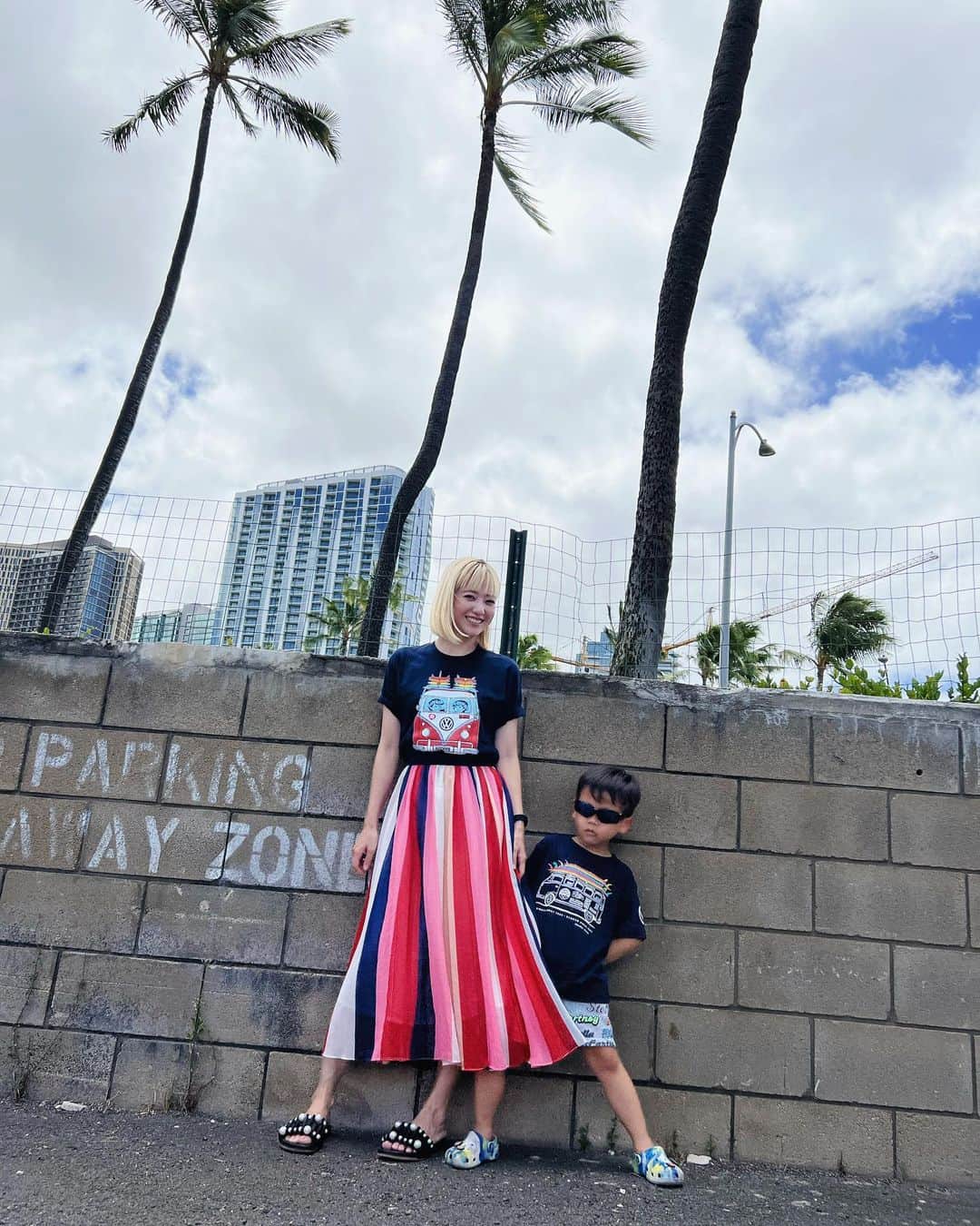 伊藤千晃のインスタグラム：「今日は、カカアコファーマーズマーケットへ行ってきました🌴 ⁡ 今までKCCファーマーズマーケットと、 カイルアのファーマーズマーケットに行ったけど、 ここが1番大きかった気がする😃 ⁡ 私達は、ボバティーとスプリングロールを食べました🧋 ⁡ #せっかくなので #お揃いコーデ  #ハワイ生活」
