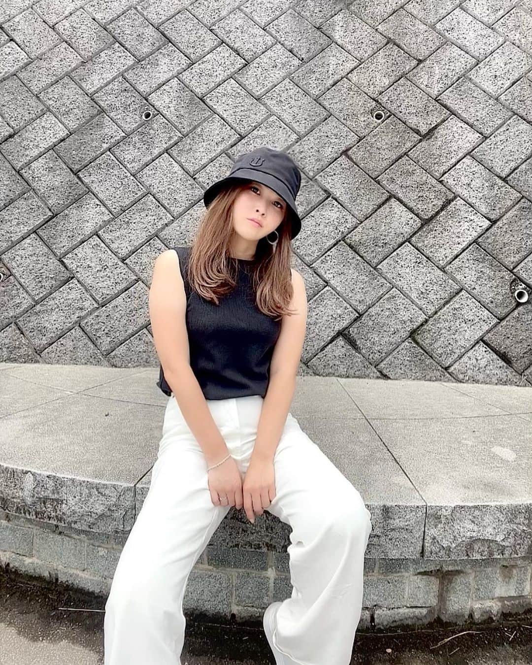 mikaのインスタグラム：「♥︎︎∗︎*ﾟ @verutum_japan のバケハ🖤 ． 韓国発のブランドでBTSや韓国の有名人とかも 愛用してる人気ブランド ． ． 深めのシルエットが綺麗でどんな雰囲気にも 合わせやすくてお気に入り✨ ． ． ． #verutum #verutumjapan #cap #バケハ #バケハコーデ #バケハ女子 #韓国 #韓国ブランド #大人ファッションコーデ #モノトーンコーデ #帽子」