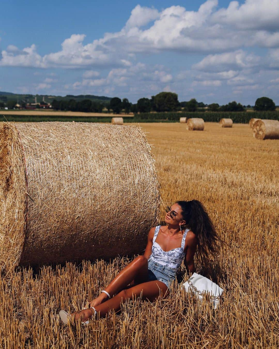 Anniさんのインスタグラム写真 - (AnniInstagram)「just casually hanging out 😎☀️🌾 #happyweekend 🫶🏻 ——————————————————————————— • • • • •  #outfit #fashion #fashionblogger #ootd  #fashionblogger_de #blogger #inspiration #inspo #girl #me #look #ig #kissinfashion #americanstyle #stuttgart #love #germany #naturelovers」7月31日 16時04分 - annaleacosta