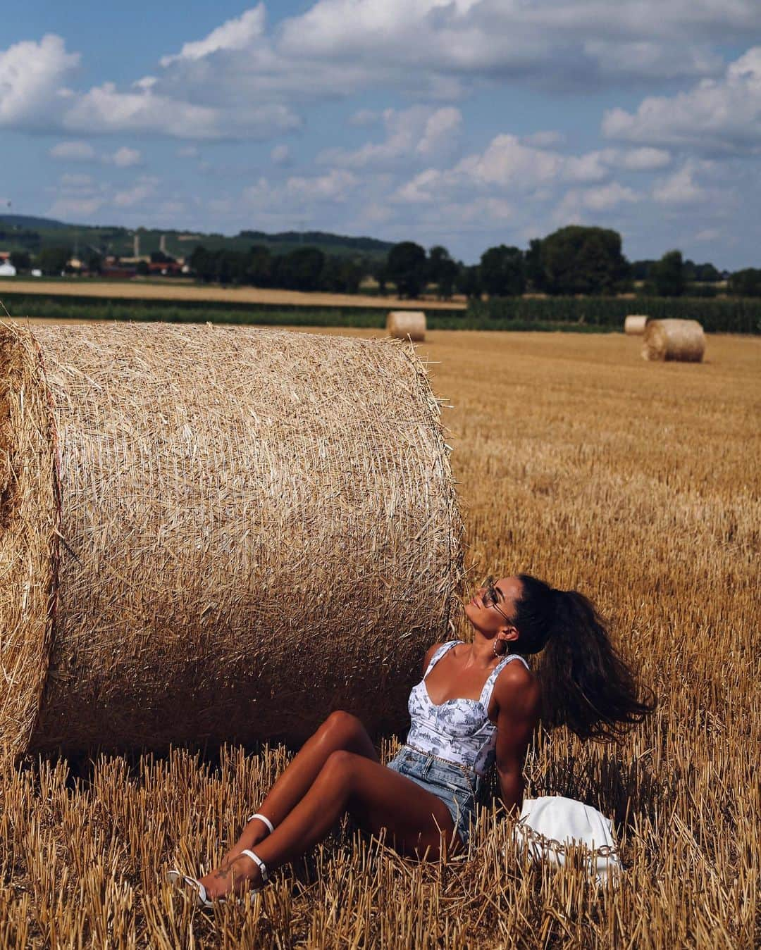 Anniさんのインスタグラム写真 - (AnniInstagram)「just casually hanging out 😎☀️🌾 #happyweekend 🫶🏻 ——————————————————————————— • • • • •  #outfit #fashion #fashionblogger #ootd  #fashionblogger_de #blogger #inspiration #inspo #girl #me #look #ig #kissinfashion #americanstyle #stuttgart #love #germany #naturelovers」7月31日 16時04分 - annaleacosta