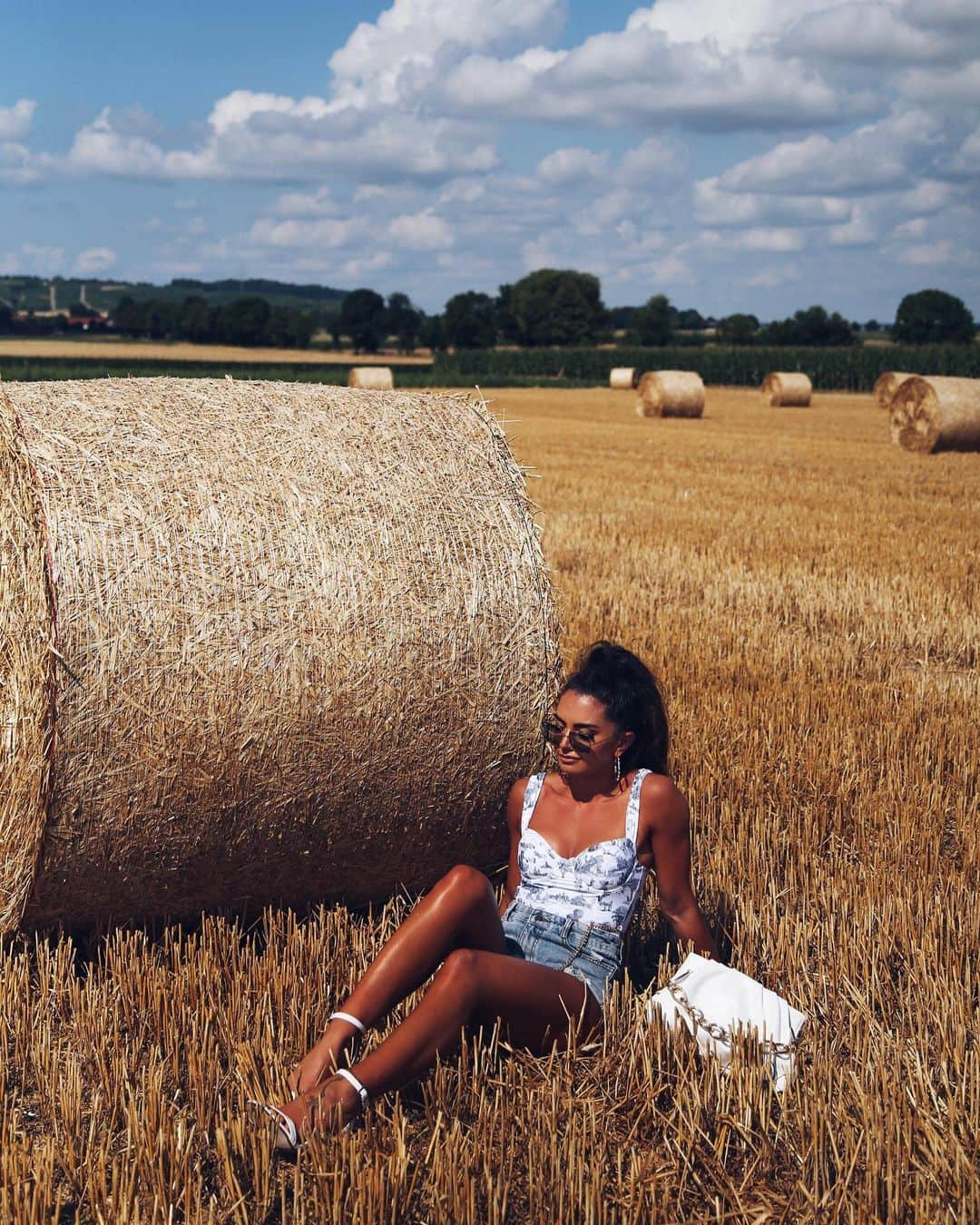 Anniさんのインスタグラム写真 - (AnniInstagram)「just casually hanging out 😎☀️🌾 #happyweekend 🫶🏻 ——————————————————————————— • • • • •  #outfit #fashion #fashionblogger #ootd  #fashionblogger_de #blogger #inspiration #inspo #girl #me #look #ig #kissinfashion #americanstyle #stuttgart #love #germany #naturelovers」7月31日 16時04分 - annaleacosta