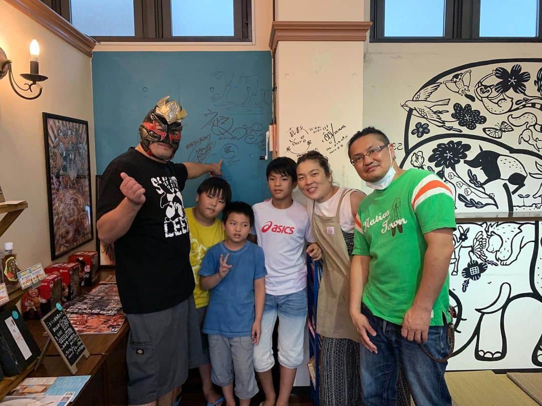 GOSAMARUのインスタグラム：「やっと行けました！ 念願のあんじんもこさんに🤗 スパイスが効いてて夏にピッタリなカレー！ 辛くないので辛いのが苦手な方にもオススメであります∠(￣^￣) ラッシーがちょー美味し🤤 ご馳走様でした😋 そして、14日の試合は3人とも頑張って💪 #あんじんもこ #カレー #沖縄 #琉ドラ #rd_pw #カフェ巡り #カフェ」