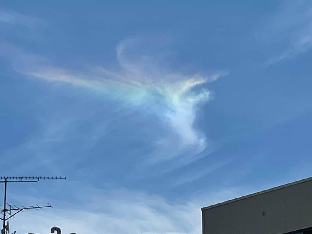 大隅智子のインスタグラム：「きょう、仙台で見つけた「彩雲」！ その後、小さないいことが続きました！ 「彩雲」は幸運をもたらしますね！ #仙台 #彩雲 #空 #虹色 #幸運」