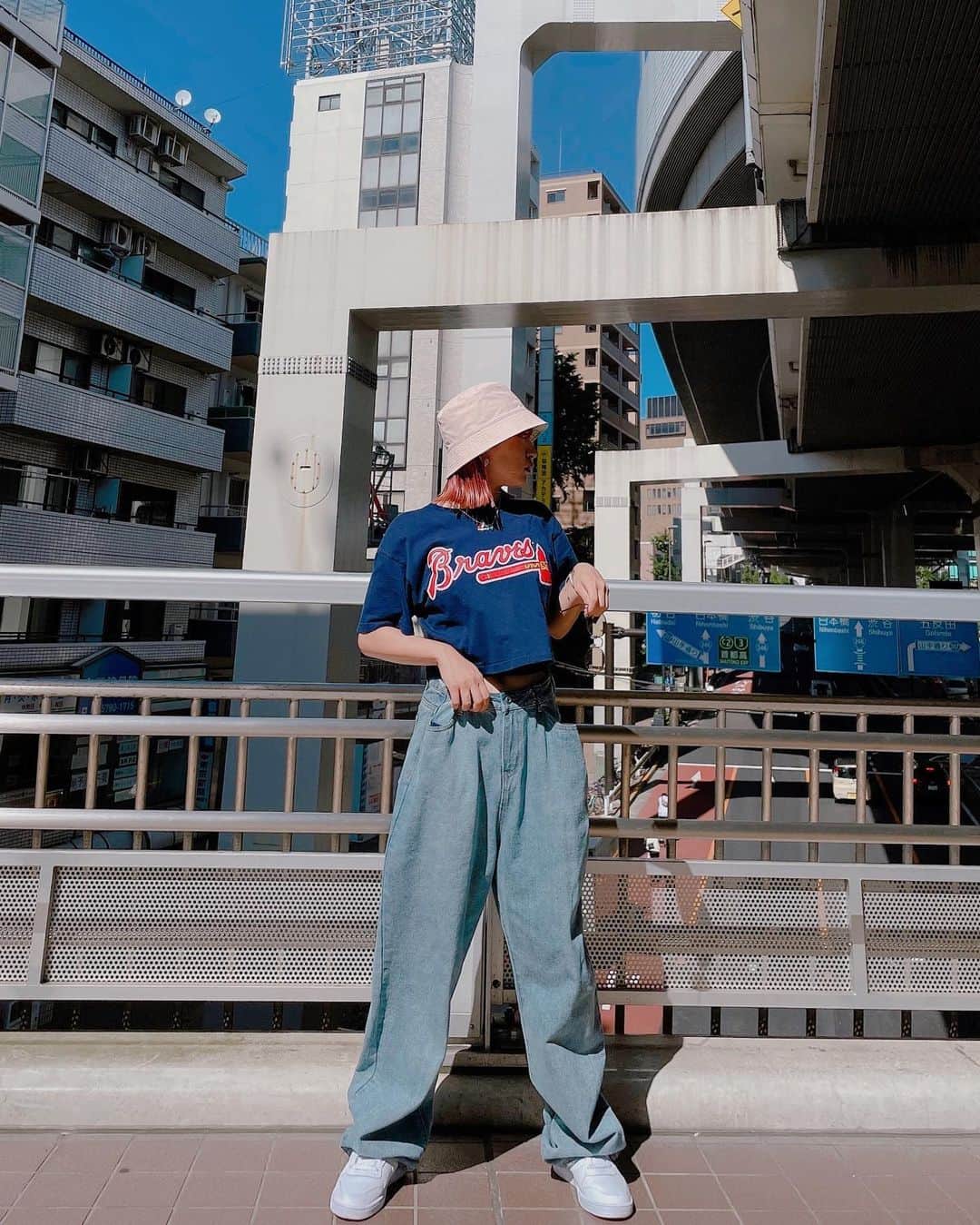 にこのインスタグラム：「散歩と映画が趣味です みなさんの趣味はなんですか？  Hat : atomos pink (多分) Tops : 沖縄の古着屋 Bottoms : SHEIN 靴:NIKE」