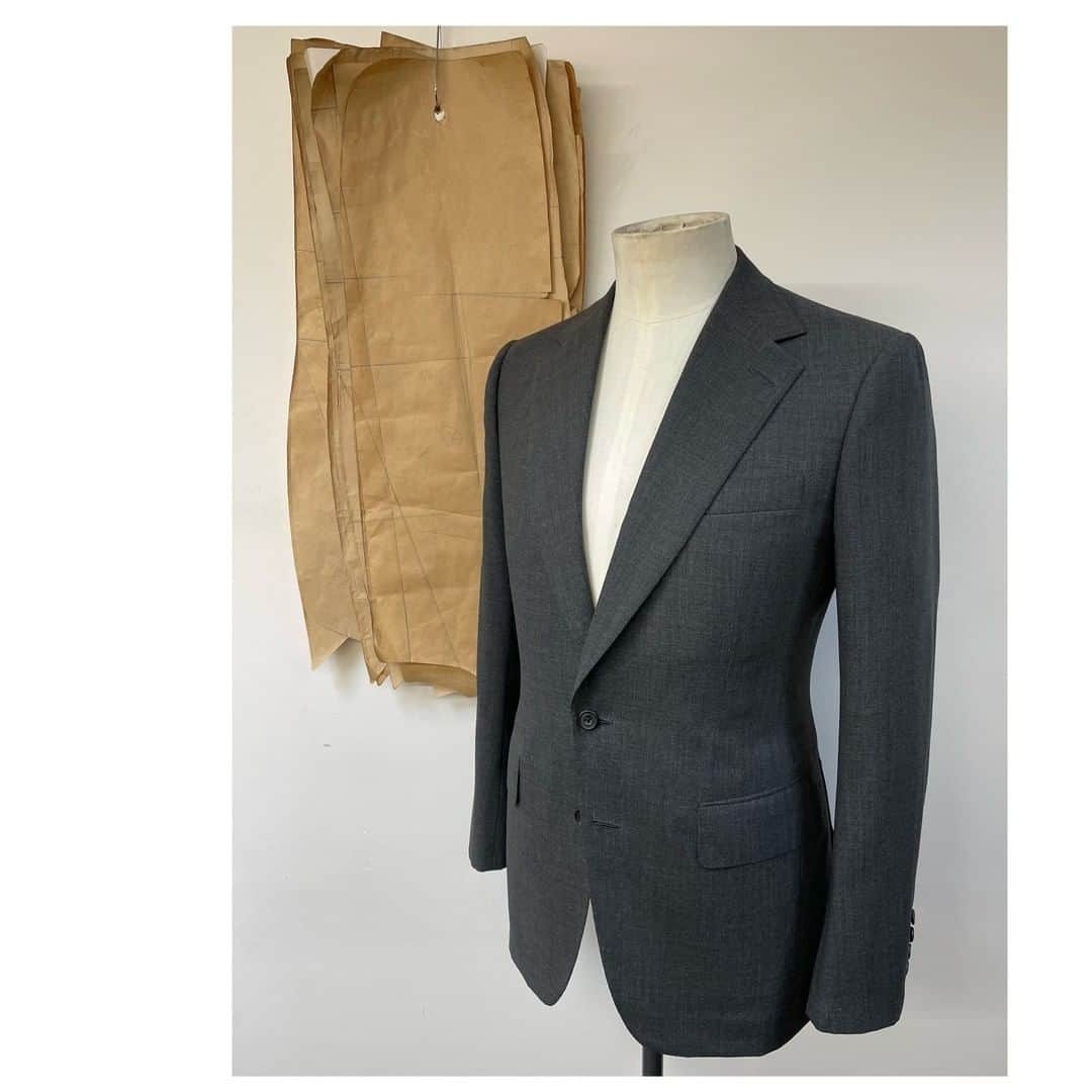 ギーブス&ホークスのインスタグラム：「Soft natural elegant lines of a bespoke summer 2-piece suit, lightweight open weave wool for breathability and crease resistance」