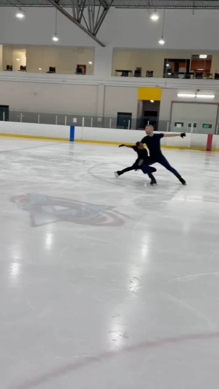 ヴァネッサ・ジェームスのインスタグラム：「*Just remember… you saw it here first! 😏😉😊  Creating shapes with  @ericradford85 @juliemarcotte23」