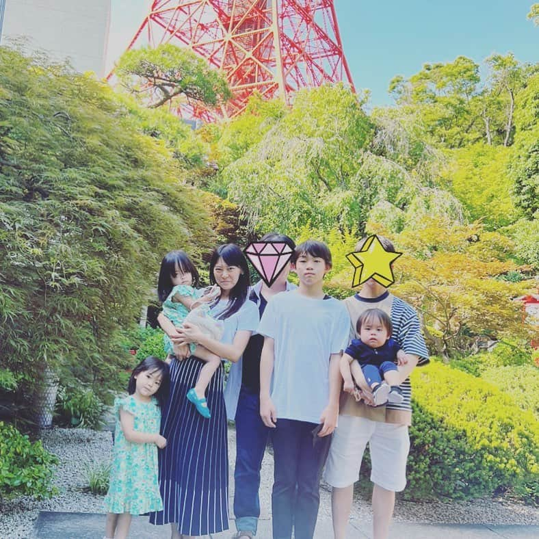 畠山潤子のインスタグラム：「family day⭐️ 7月生まれの双子ちゃん(7/6)と息子君(7/15)のお誕生日会を家族で出来てなかった我が家😂 7月最後の週末にやっとできました❣️ 双子ちゃんは2歳、赤ちゃんから幼児らしくなってきて、ますますパワフルになってきた2人は、性格差やら体格差や男女差もかなり出てきて、色んな意味でこれからかなり楽しみ👦👧 4月から中学生になり寮生活をしている息子君は13歳✨急に私の身長を超えて大きくなってきましたが、偏食気味は変わらず、陸上部で体力持つのか心配な今日この頃😓寮生活で我慢していることを発散すべく自宅での休暇はかなりのびのび過ごしているのでよかった😆 夫の予定に合わせて週末にしたので、@ukaishiba でのランチ会にはお兄ちゃんたちは三男君しか間に合わなかったけど、夜は次男君も合流できて、おうちパーティー&プレゼントタイムもしました🎁🎉 3人とも、改めて、お誕生日おめでとう🎂 それぞれ素敵な今を過ごしてほしいな💕 そして、双子の前髪切りに行かないと、長っ😅 #mamalife #赤ちゃんのいる生活 #生後2歳0ヶ月 #4歳4ヶ月 #107w6d #子沢山 #子沢山ママ #twins #twinstagram #twinsbaby #双子ママ #4人育児 #大家族 #4人ママ #多胎ママと繋がりたい #双子ママと繋がりたい #渋谷区ママ #港区ママ #お受験ママ #幼児教育 #知育 #幼稚園受験 #小学校受験 #お受験 #reidiary2022 #jindiary2022 #猫のいる暮らし#hikaridiary2022 #mitsuki2022」