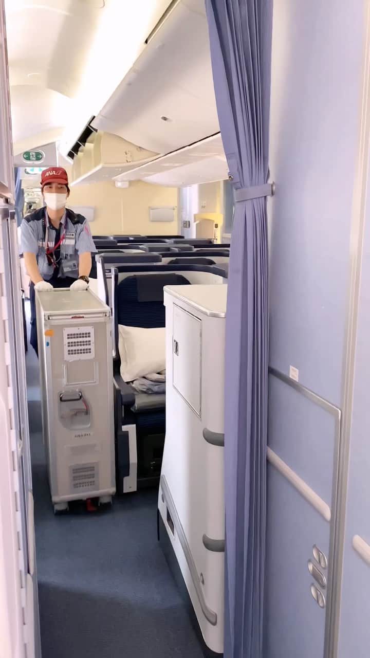 ANAのインスタグラム：「機内搭載カートから見た世界👀💭🛒✈️ #allnipponairways #ana #airplane #airport #japantrip #trip #飛行機 #機内搭載カート #機内食 #cart #ミールカート #mealcart #fishorbeef #chickenorbeef」