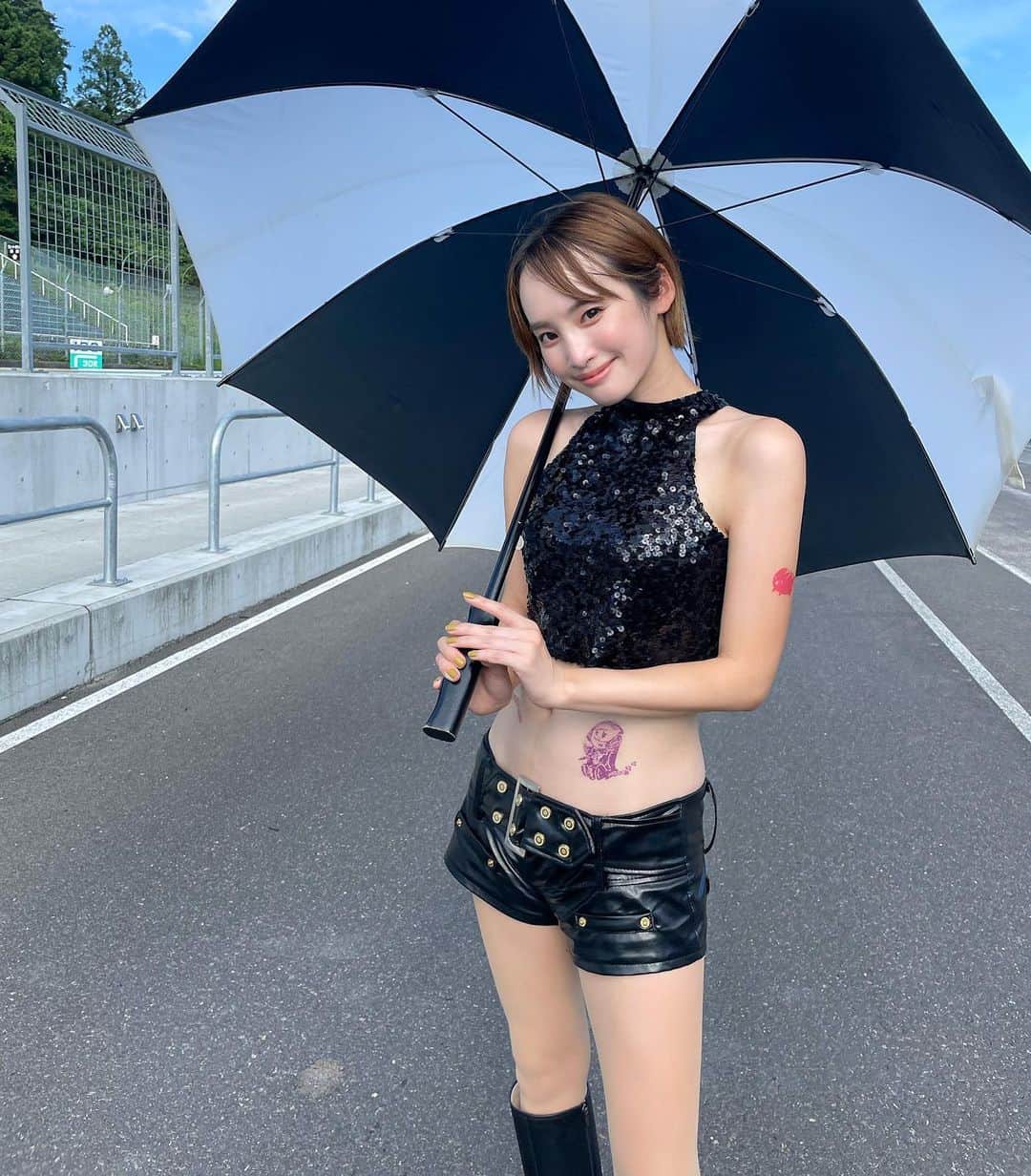 岩佐しおりのインスタグラム：「SUGOで行われた フォーミュラドリフトジャパンにて Team Komatsu Racingの レースクイーンを務めさせて いただきました☺️❤️  惜しくも1点足りず予選敗退😫  次回に期待🌈  2日間楽しかったです🫶 ありがとうございました🚗✨ ・ #SUGO #宮城県 #フォーミュラードリフトジャパン #車 #レースクイーン #TeamKomatsu #racequeen」