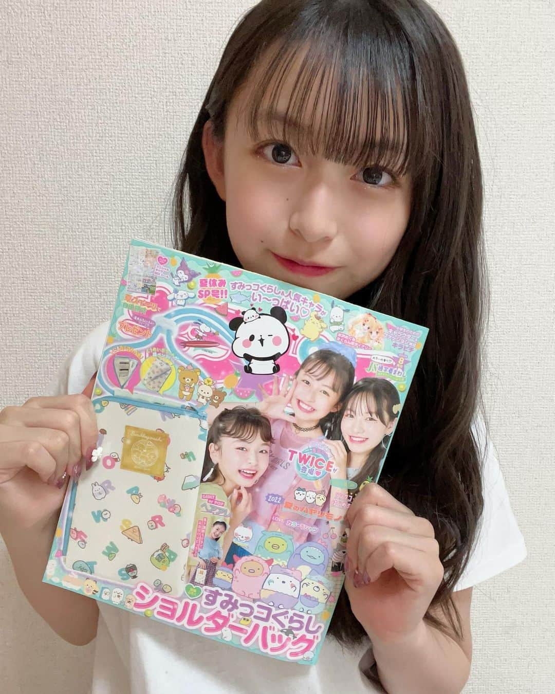 ゆめ & じゅなさんのインスタグラム写真 - (ゆめ & じゅなInstagram)「キラピチ８月号絶賛発売中です！！ 今回はゆあちゃんとみさきちゃんと表紙をやらせてもらっています❤️ 付録はすみっこぐらしのショルダーバッグです！夏のお出かけにピッタリ！！ 新キラモのプロフも公開されているよ！ キラピチ10周年のお祝いSP企画が スタートするよ！ 是非チェックしてみてください💓👍  #野崎珠愛#ゆめじゅな #中1 #12歳  #キラピチ #キラモ #表紙 #8月号  #すみっこぐらし#ショルダーバッグ  #付録 #発売中 #夏 #夏休み  #js #宿題 #多い #ネイルチップ#ハマり中 #shein  #repipiarmario」7月31日 18時47分 - yumejuna