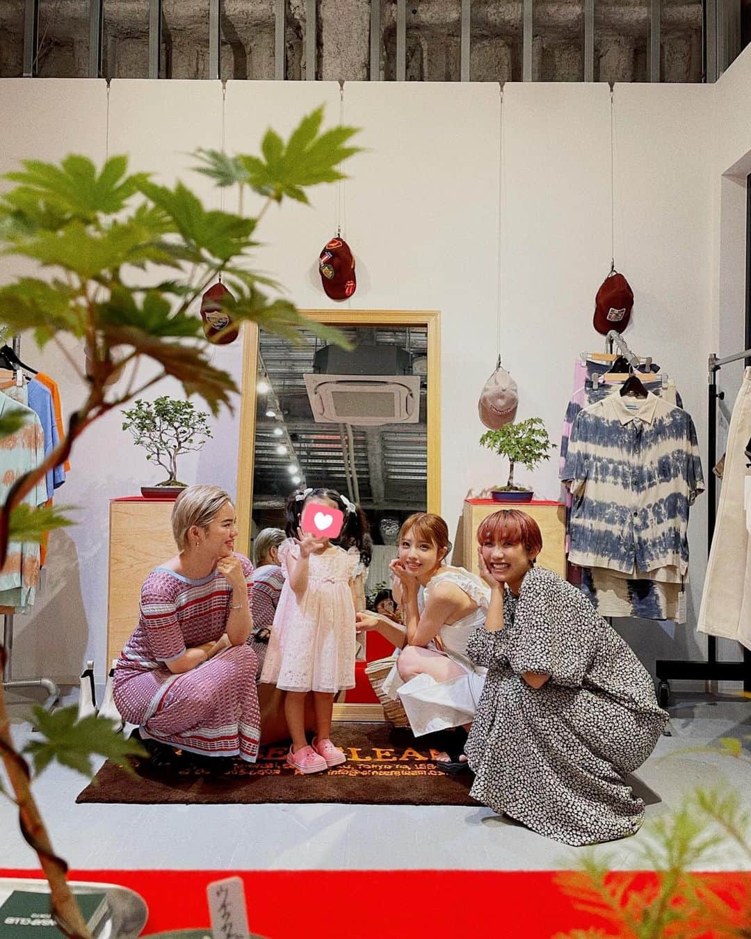 MARIEのインスタグラム：「時差投稿🫠 りおねのブランド @ambergleam_official のPOPUPへ👄 久々にりおねとゆりのさんに会えて嬉しかった🤭💜 #ambergleam #popup #下北沢」