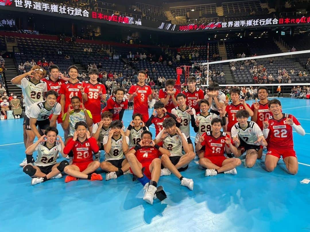 大塚達宣のインスタグラム：「紅白戦たくさんの応援ありがとうございました！ 世界選手権組もAVC組もみんなでひとつのTeam JAPAN!!🇯🇵 お互い頑張りましょう👊🏻👊🏻  #紅白戦 #龍神NIPPON #はじめての沖縄 #早稲田大学 #チームW(？) #PanasonicPANTHERS #福澤さんのTシャツめっちゃええ #同級生1人増えたデ・アルマス #沖縄に山内さんいたよーって #撮ってくれたのはありがたいけど自撮りしないで大宅さん」