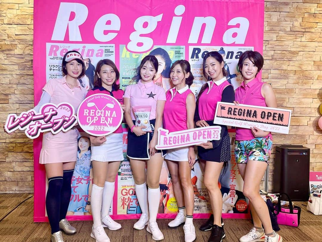 江原詩織さんのインスタグラム写真 - (江原詩織Instagram)「Regina Open 2022🏌️‍♀️💗  ベテラン @a8kaa48.golf と一緒に初参加してきました♪  ドレスコードはピンクということで、手持ちに無さすぎて悩みに悩んで直前に一目惚れした @resurrection_tokyo のウェアにしました💗🖤  ストーリーでは7:3で白が圧倒的だったけどw、敢えて持ってない黒のスカートにしました🙈❤︎ 後ろプリーツが可愛いの💕  総勢200人の大型コンペはさすが、豪華で華やかっっ🌷  景品は第一希望だった @newbalancegolf_japan のシューズが当たったし、コンペって楽しい嬉しい🥹✨笑  にしてもコスプレなんて誰もしてないから本当断って良かった🙊笑  #オノフレディ #ゼクシオ #セシルマクビー  #ビーレディ #boystokyo #bushnellgolf #cobragolfjapan #junandrope #maruko #nissan #PERFECTTAN #reginagolf #reginaopen2022 #resurrection #newbalance #ポコちゃんず #女子ゴルフ #ゴルフ女子 #ゴルフ男子 #ゴルファー #golfer #golf #골프 #กอล์ฟ #高尔夫球#golfstagram #instagolf #photogram #instaphoto」7月31日 19時06分 - shiori__golf