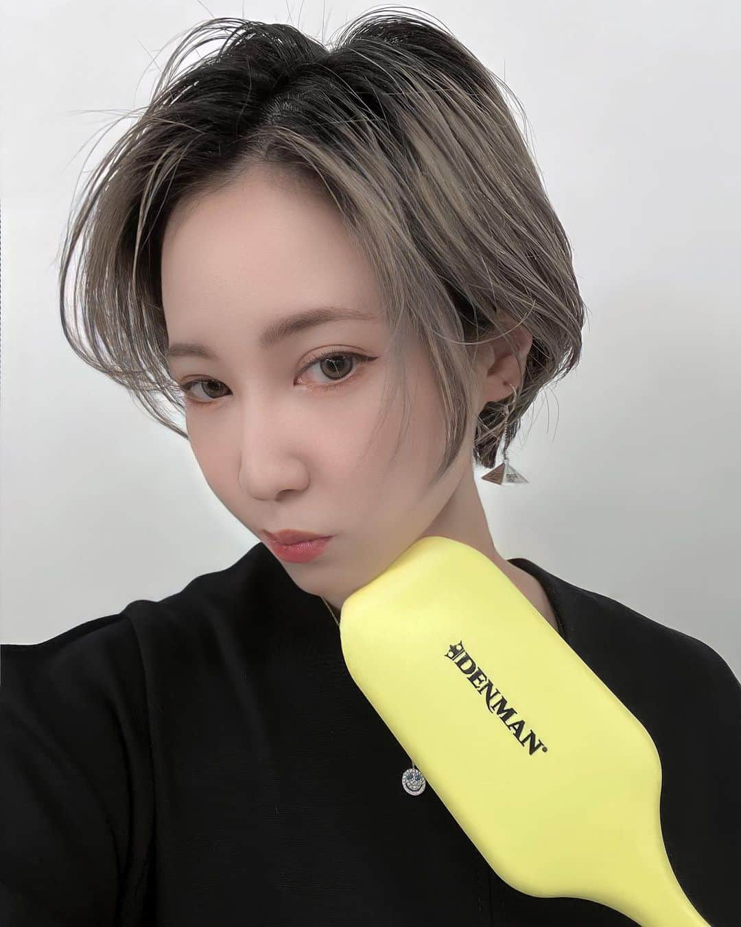 ニヒル。のインスタグラム：「DENMANのなんかの撮影でブラシもろた💛  haircolor&cut✂︎ @nobuhair   #DENMAN」