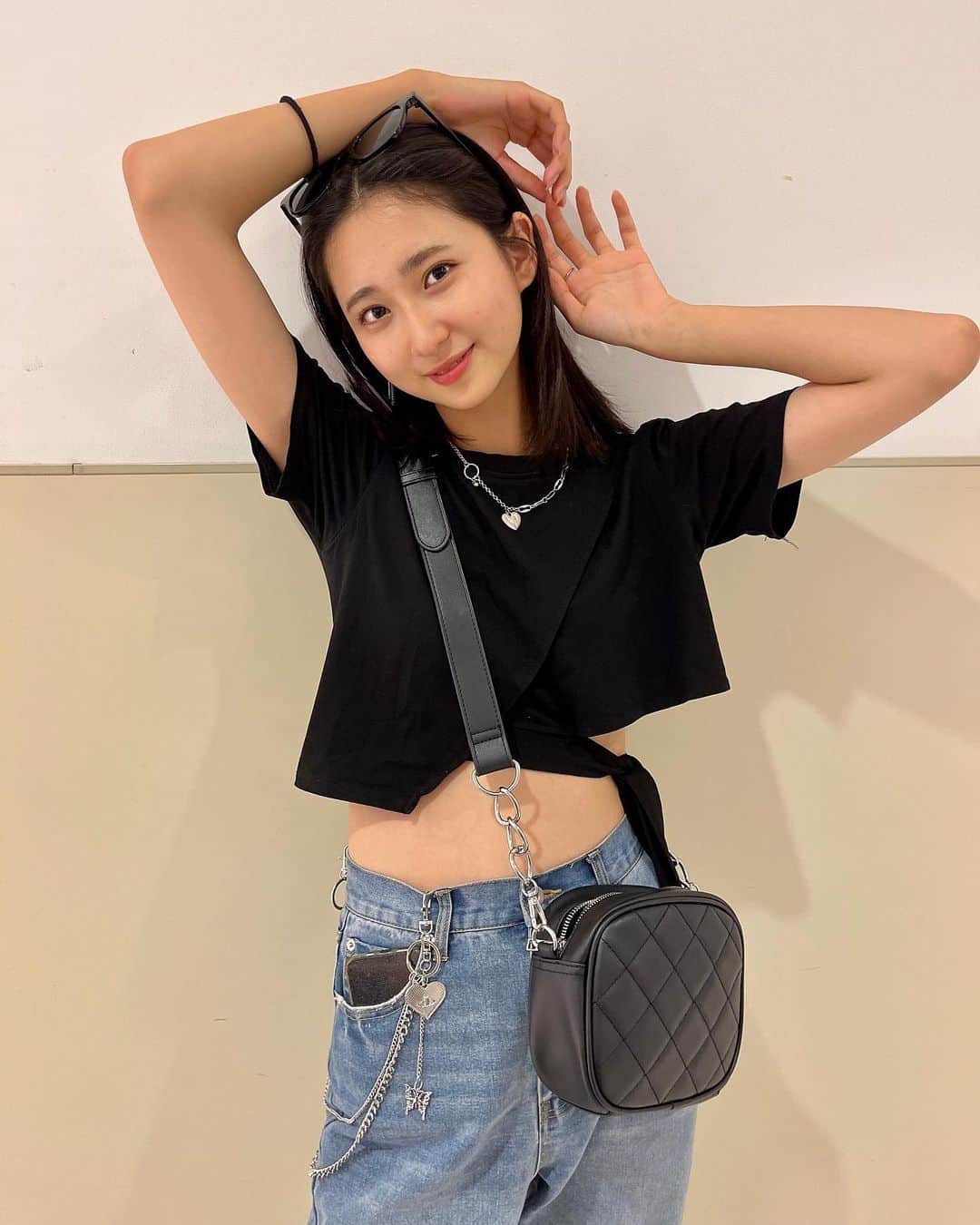須藤紅のインスタグラム：「サングラス🕶 最近サングラスが流行っているし、 可愛いからもっと欲しい💕  ・ 今日はすごい暑かった🥵 今年は特に暑い気がするんだけど気のせいかな😵 . . .  #サングラス #サングラス女子  #シルバーアクセサリー #前髪なし #ストレートヘア #夏 #夏休み  #夏コーデ #06 #fjk」