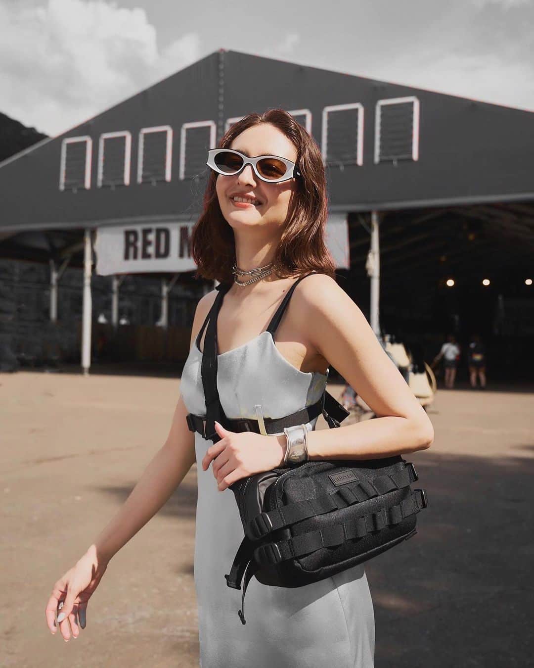 のインスタグラム：「2年ぶりのFUJIROCK🖤 ここ10年ずっと友達たちとの恒例イベントだったフジにやっと今年も @hunterboots と参戦！ レコード集めてるくらい大好きなサイケデリックバンドの幾何学模様とAwichの圧倒的パワーとリリクの影響力に心満たされて明日からまた頑張れる。 ニューモデルのチェルシーブーツも歩きやすくなってて👌🏼新人から大物まで幅広い演者を招いて「生音」の素晴らしさを届け続けているフジの魅力をまた再確認できました。  #HunterFestivals」