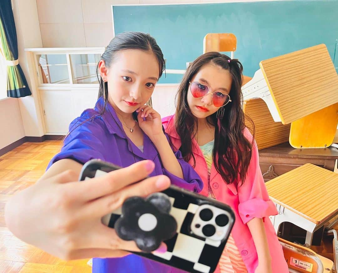 ニコ☆プチのインスタグラム：「❤️‍🔥  自撮りしてたところを隠し撮り〜😝💜🔥💖 強めな人たち😂❤️‍🔥❤️‍🔥 デコ出しかわいーよね🫶🏻  #具志川莉央 #中瀬梨里 #ギャル #gal #ニコプチ」