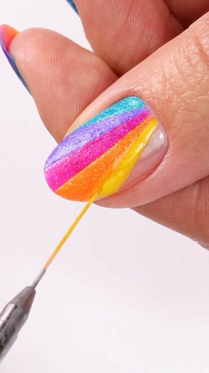 NailsVideosのインスタグラム：「Rainbow ray nails by @hannahroxit 🌈」