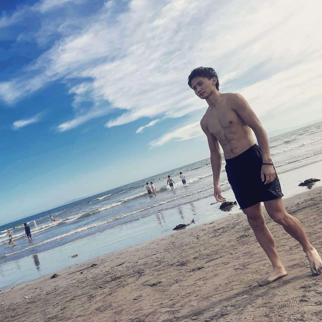 井本佳伸さんのインスタグラム写真 - (井本佳伸Instagram)「23歳になりました🙇‍♂️  夏生まれということで、海にlet's goしました🏖  #およげない #うきわないと怖い」7月31日 19時51分 - imoto.0731