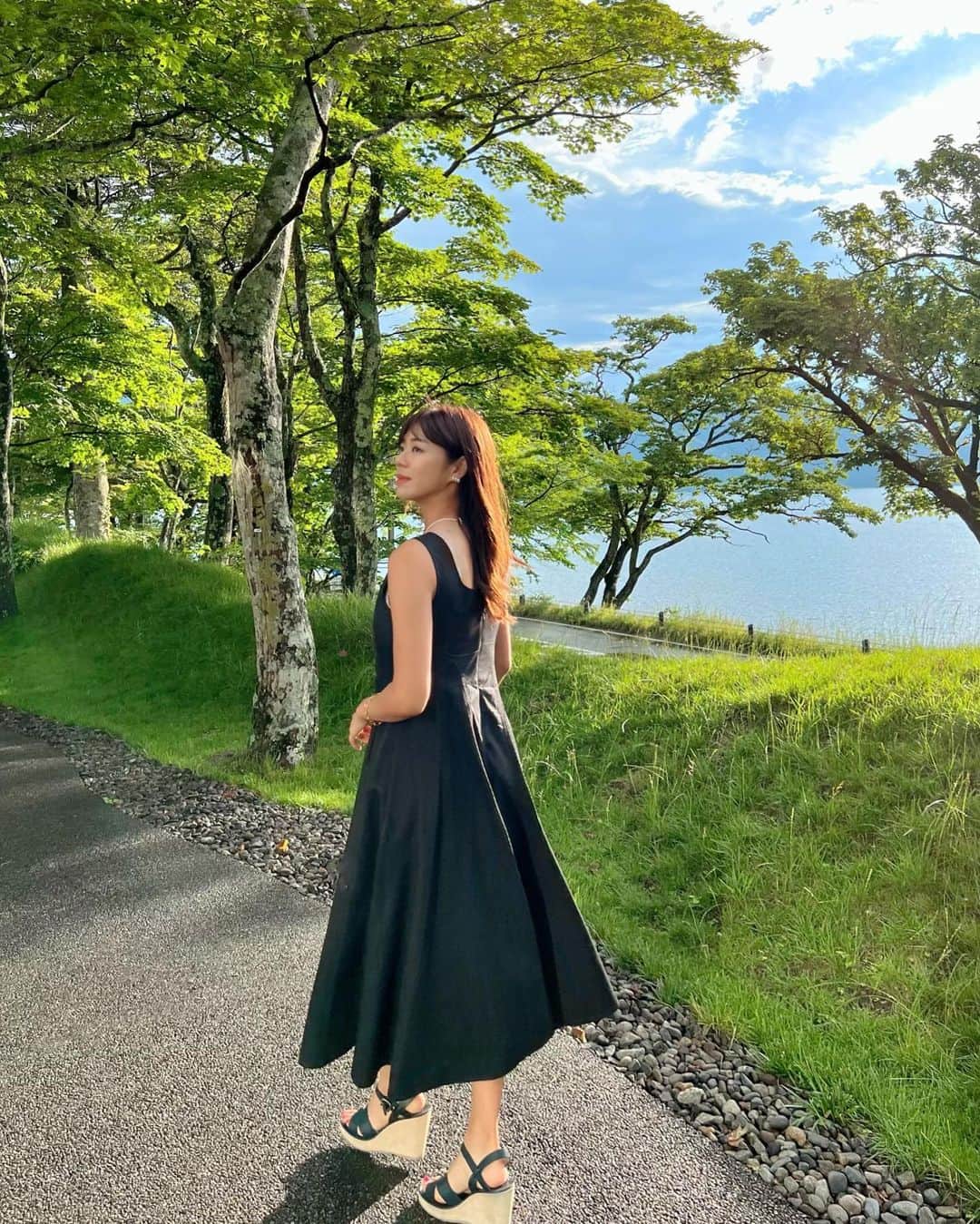 わちみなみのインスタグラム：「かわいいブランド🫶 @leja__official   胸が大きくても変に強調されず、、 スタイルが綺麗に見えるロングワンピース👗 個人的に前から見た時の布の組み方が綺麗で好き❤️‍🔥 今度また載せるね  ファンクラブでコメント返しするよ🙆‍♂️  #コーデ　#ワンピーススタイル #顔タイプエレガント」