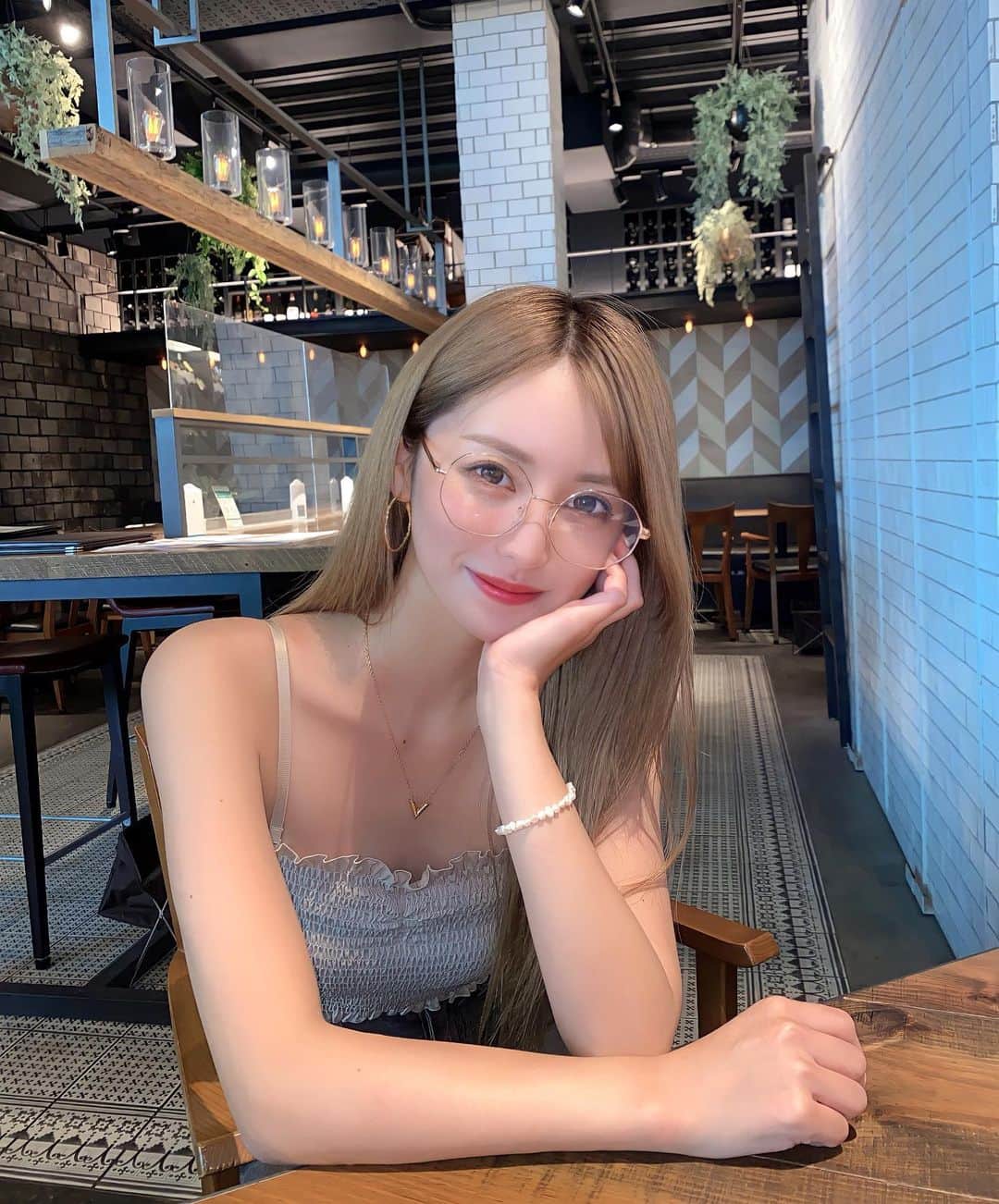 のインスタグラム：「. . だんだん焼けてきた🤣w 夏らしいこといっぱいしたい💛🧡  ブレスレットはこの前 @thesun.official__ で買ったやつ🥰 . . #渋谷 #カフェ #cafe #めがね #めがね女子  #キャバ嬢 #キャバクラ #lalah #六本木 #銀座 #歌舞伎町 #instagram #instagood  #카페스타그램	#카페 #카페그램 #좋아요 #데일리 #일상」