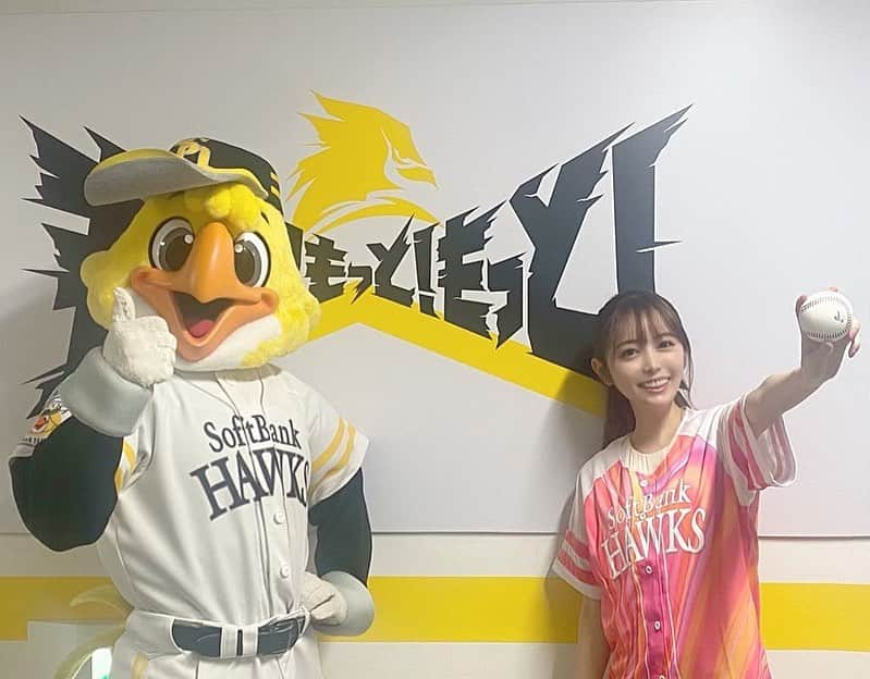 辻満里奈さんのインスタグラム写真 - (辻満里奈Instagram)「今日はどきどきの始球式でした⚾️💗  ホークスを勢いづけるような投球がしたかったのですが、案の定のへっぽこ投球😂  ホークスが勝ってくれて、ホッとしました✨笑 たかほー💗  素敵な経験をさせていただき、本当にありがとうございました✨ ※１枚目の写真は、Twitterのフォロワーさんが撮ってくださったものをお借りしています🙇‍♀️ 沢山の応援DMもありがとうございました✨  #福岡ソフトバンクホークス #ホークス #sbhawks #始球式 #paypay #超paypayキャッシュレスデー #paypayドーム #rkb毎日放送 #アナウンサー #辻満里奈」7月31日 20時54分 - marina__tsuji