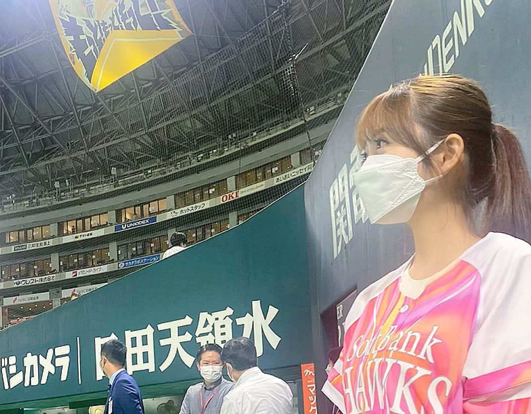 辻満里奈さんのインスタグラム写真 - (辻満里奈Instagram)「今日はどきどきの始球式でした⚾️💗  ホークスを勢いづけるような投球がしたかったのですが、案の定のへっぽこ投球😂  ホークスが勝ってくれて、ホッとしました✨笑 たかほー💗  素敵な経験をさせていただき、本当にありがとうございました✨ ※１枚目の写真は、Twitterのフォロワーさんが撮ってくださったものをお借りしています🙇‍♀️ 沢山の応援DMもありがとうございました✨  #福岡ソフトバンクホークス #ホークス #sbhawks #始球式 #paypay #超paypayキャッシュレスデー #paypayドーム #rkb毎日放送 #アナウンサー #辻満里奈」7月31日 20時54分 - marina__tsuji