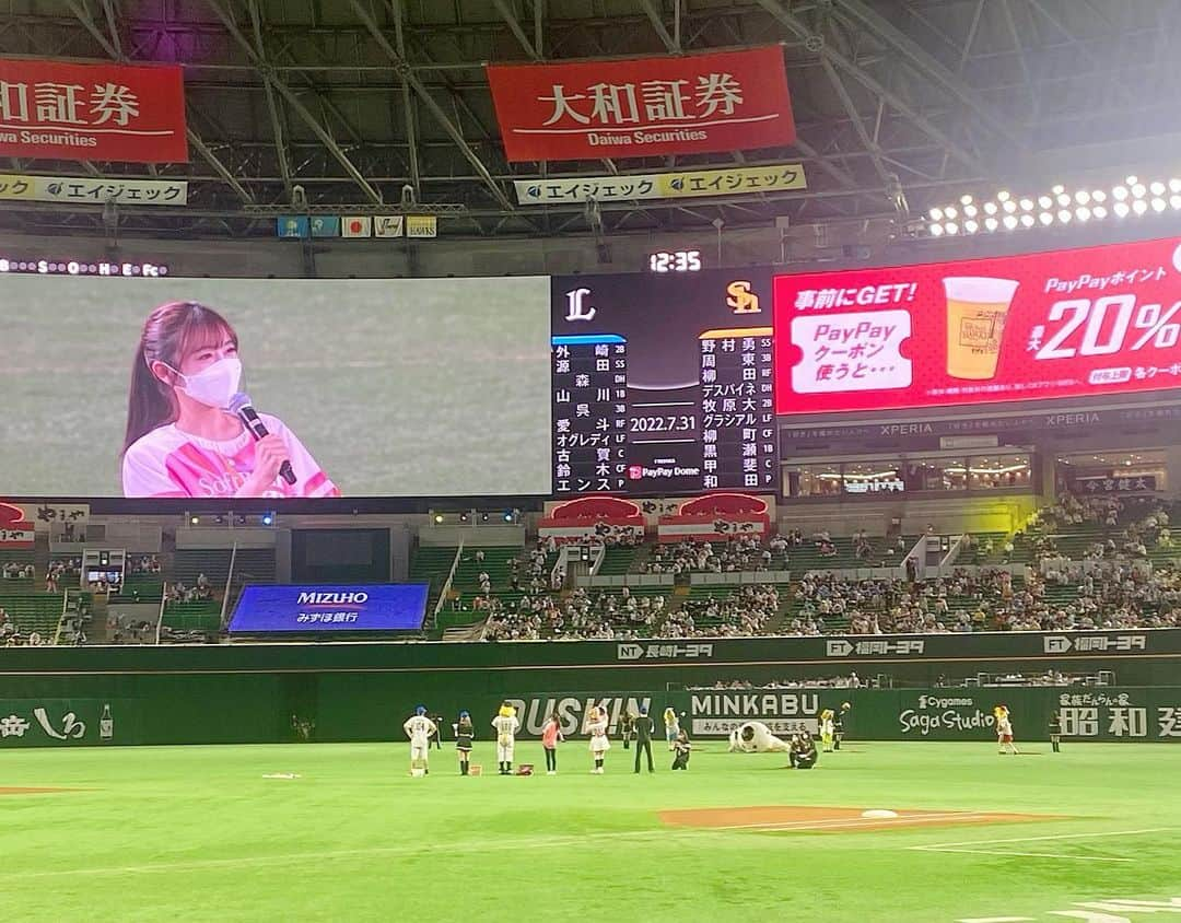 辻満里奈さんのインスタグラム写真 - (辻満里奈Instagram)「今日はどきどきの始球式でした⚾️💗  ホークスを勢いづけるような投球がしたかったのですが、案の定のへっぽこ投球😂  ホークスが勝ってくれて、ホッとしました✨笑 たかほー💗  素敵な経験をさせていただき、本当にありがとうございました✨ ※１枚目の写真は、Twitterのフォロワーさんが撮ってくださったものをお借りしています🙇‍♀️ 沢山の応援DMもありがとうございました✨  #福岡ソフトバンクホークス #ホークス #sbhawks #始球式 #paypay #超paypayキャッシュレスデー #paypayドーム #rkb毎日放送 #アナウンサー #辻満里奈」7月31日 20時54分 - marina__tsuji