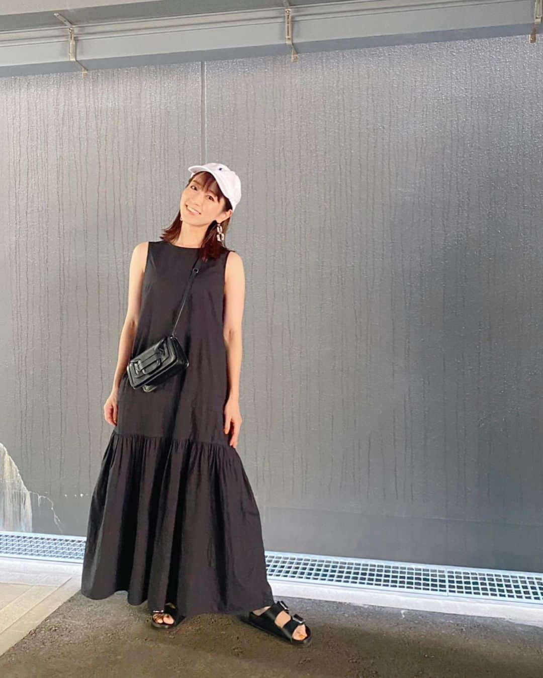 伊藤舞さんのインスタグラム写真 - (伊藤舞Instagram)「🖤 夏の定番、ノースリワンピ。 安定の黒コーデです。 . . #poloralphlauren  #calendrier  #unitedarrows  #pierrehardy #bilkenstock」7月31日 21時04分 - maiito_fbs