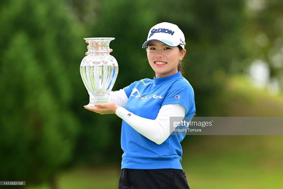 勝みなみのインスタグラム：「今週の「楽天スーパーレディース」で優勝することが出来ました🏆🫶🏼✨ 又、4日間（72ホール）ノーボギーラウンドも達成することができました✨💪🏻✨  皆さんの応援のおかげです。ありがとうございます📣🙇🏻‍♀️  来週は急遽！！スコットランドでプレーすることになりました！！🏴󠁧󠁢󠁳󠁣󠁴󠁿 向こうでも4日間プレーできるように！そして、上位争いできるように頑張ります😊  #明治安田生命 #jal #dunlop #champion #beyourownchampion #championjp #swans #golf #勝みなみ #感謝」