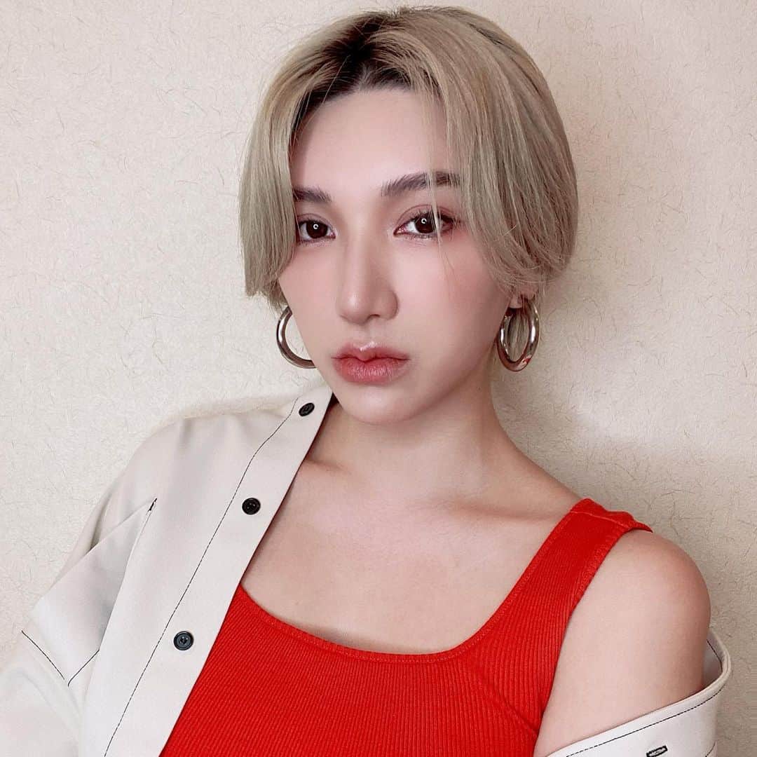のインスタグラム：「@a_clinic_ginza の辻大成先生 @aclinic_taisei に1day小顔脂肪吸引をしてもらってから1週間くらい経ちました！  顔がワンサイズ小さくなってシュッとしました☺️ 施術中は麻酔であんまり痛くないし、術後も痛くて困ったことはなかったです！ 腫れはちょっと浮腫んでるくらいで3日後くらいからシュッとし始めました✨  みんなに加工しなくてもシュッとしてるの伝わって嬉しい 私みたいに輪郭がぼやけてきた人に1day小顔脂肪吸引はオススメです🌸  次はパーフェクトアイズも気になっています🤔✨  #辻大成  #aclinic #aクリニック #エークリニック #aclinic銀座 #aclinic横浜 #aclinic新宿 #aclinic名古屋 #美容外科 #美容皮膚科 #1day小顔脂肪吸引 #1day小顔  #脂肪吸引 #小顔 #美肌 #二重あご #フェイスライン #糸リフト #aスレッド #顔痩せ #部分やせ #小顔整形  #小顔になりたい #横顔美人」
