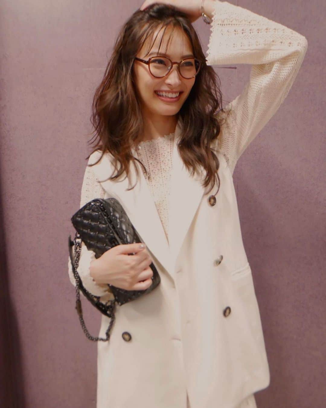 大政絢のインスタグラム：「#今日の絢服  溶ける暑さ🫠だけど、室内は冷房で寒いところも❄️ 皆さん体調に気をつけてくださいね。  dress @amerivintage  vest  @maxmara  shoes @emmi.jp ✖️ @pumajapan  bag @maisonvalentino  Glasses @resee.official」