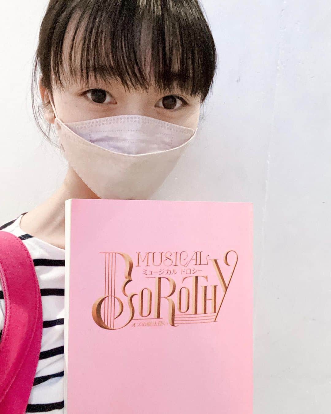 横溝菜帆のインスタグラム：「.  お稽古頑張っています！  上演が待ち遠しいです🧚🏻‍♀️ ぜひ、劇場に観に来てください☺️  #DOROTHY #オズの魔法使い #ミュージカル #オズの精 #横溝菜帆」