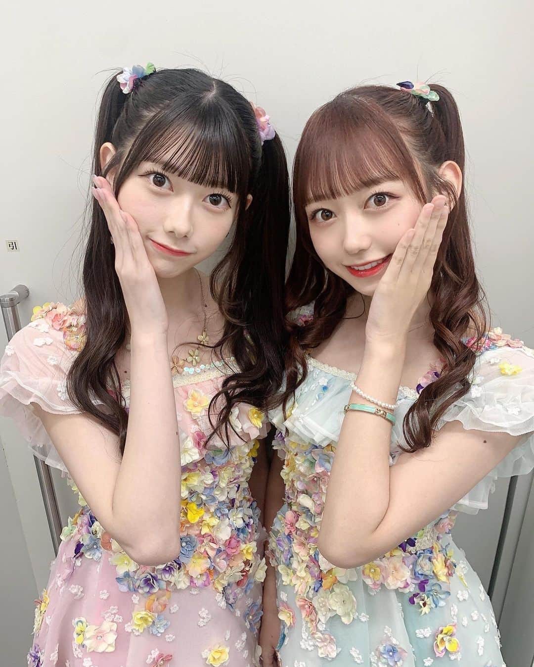 のインスタグラム：「❁︎┈┈┈┈┈┈┈┈❁︎  まほえり オソロツイン👧🏻 ‪‪❤︎‬‪‪❤︎‬   #AKB48  #アイドル  #衣装  #ツインテール  #ヘアアレンジ  #可愛い  #instagood  #twin  #twins  #hair  #bff  #friend  #love  #idol  #instadaily  #👧🏻」