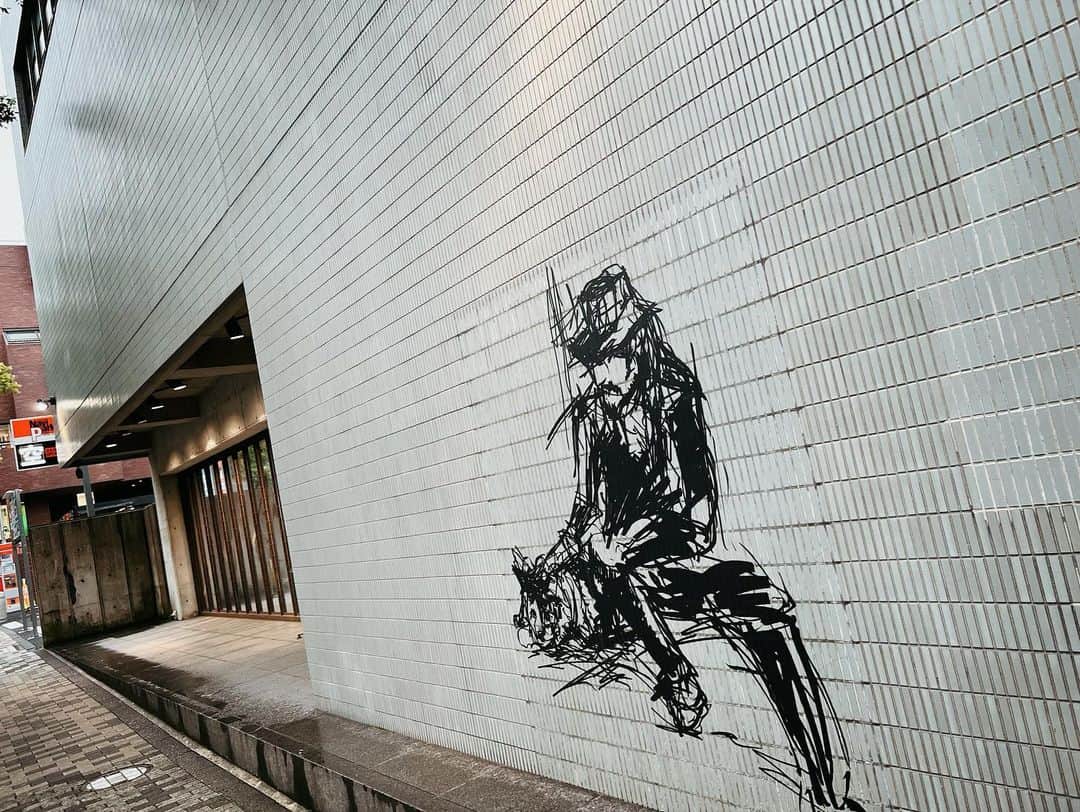 街子さんのインスタグラム写真 - (街子Instagram)「Yohji Yamamotoの南青山店へ伺いました。 POUR HOMMEでは写真で。 FEMMEでは私の描いた絵を刺繍等に起用して頂いたコレクションが店頭に並び始めています。南青山店でパリコレの映像を見て、ルックブックを頂きました。  眠れない夜に苦し紛れに描いていた絵が、海を越えて沢山の方に見て頂く事が出来ました。  もし良ければ実物を見に行って、感想を聞かせて頂けると幸いです。」7月31日 21時44分 - machiko801