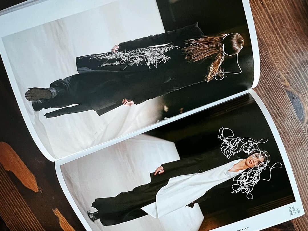 街子のインスタグラム：「Yohji Yamamotoの南青山店へ伺いました。 POUR HOMMEでは写真で。 FEMMEでは私の描いた絵を刺繍等に起用して頂いたコレクションが店頭に並び始めています。南青山店でパリコレの映像を見て、ルックブックを頂きました。  眠れない夜に苦し紛れに描いていた絵が、海を越えて沢山の方に見て頂く事が出来ました。  もし良ければ実物を見に行って、感想を聞かせて頂けると幸いです。」