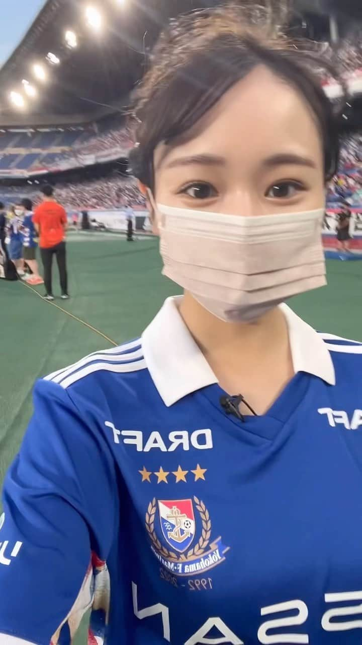 奥原ゆきののインスタグラム：「昨日の横浜fマリノス vs 鹿島アントラーズの試合、jリーグチャンネルのリポーターを担当させて頂きました。 ｊリーグが始まった1993年から続くオリジナルチーム“The Classic”の試合ということで、新横浜駅には試合の6時間前からサポーターの方が沢山✨ サポーターの方々にもインタビューをさせて頂き、選手を応援する熱い想い、温かさを実感。  そして公式グッズも購入してみましたよ！ 沢山の種類があり、販売エリアも大盛況でした✨ （選ばなくて欲張り過ぎたかな？💦） .  選手の方々、そしてサポーターの皆様お疲れ様でした！ . . .  #jleague#j#league#j1#soccer#football#サッカー #横浜マリノス #鹿島アントラーズ #セントフォース #女子大生 #jリーグ #ユニフォーム女子 #ユニフォーム #応援グッズ #サッカー観戦 #japanesegirl」